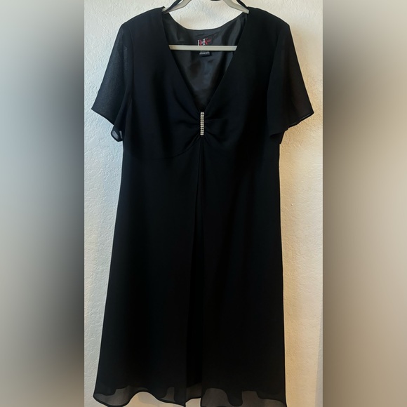 Black Dress - Picture 1 of 4